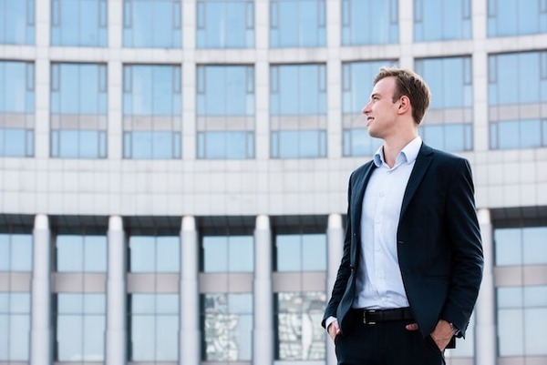 Tạo dáng trước tòa nhà, background kiến trúc hiện đại