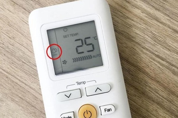 Bạn bật chế độ khô (Dry) trên điều hòa trong khoảng 15 – 20 phút để loại bỏ hơi ẩm