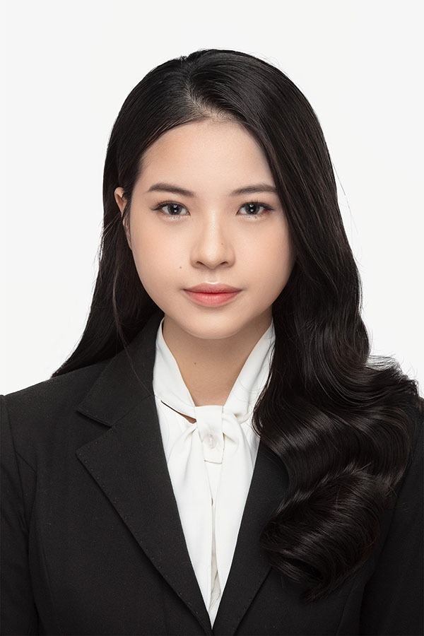 Mẫu ảnh thẻ nữ trên phông nền màu xám tạo hình tóc gọn gàng