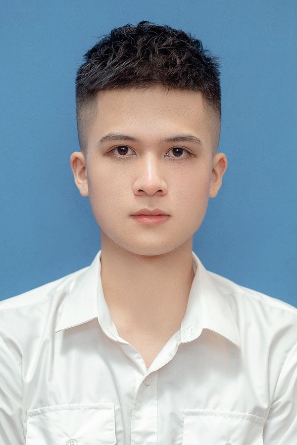 Màu sắc trang phục cần tương phản với nền chụp ảnh thẻ để gương mặt bạn nổi bật