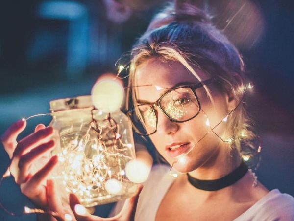 Concept ánh sáng neon cá tính, hiện đại.