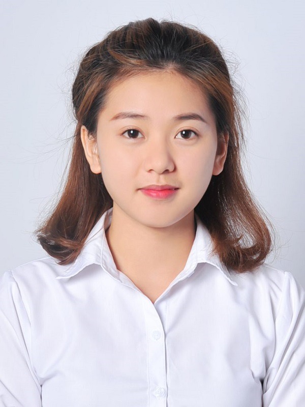 Ảnh thẻ nền màu trắng cho cô gái với tạo hình chỉn chu trong chiếc áo sơ mi trắng