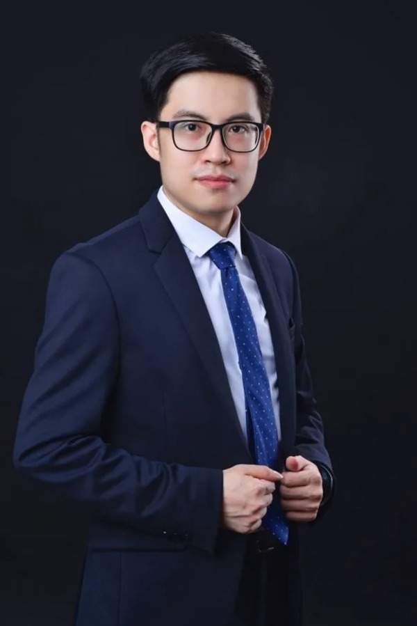 Mẫu hình ảnh bán thân với vest, ánh mắt nhìn trực diện thể hiện sự tin cậy