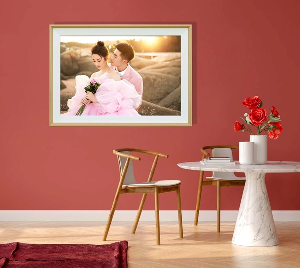 Mẫu khung ảnh treo ảnh cưới trong phòng khách
