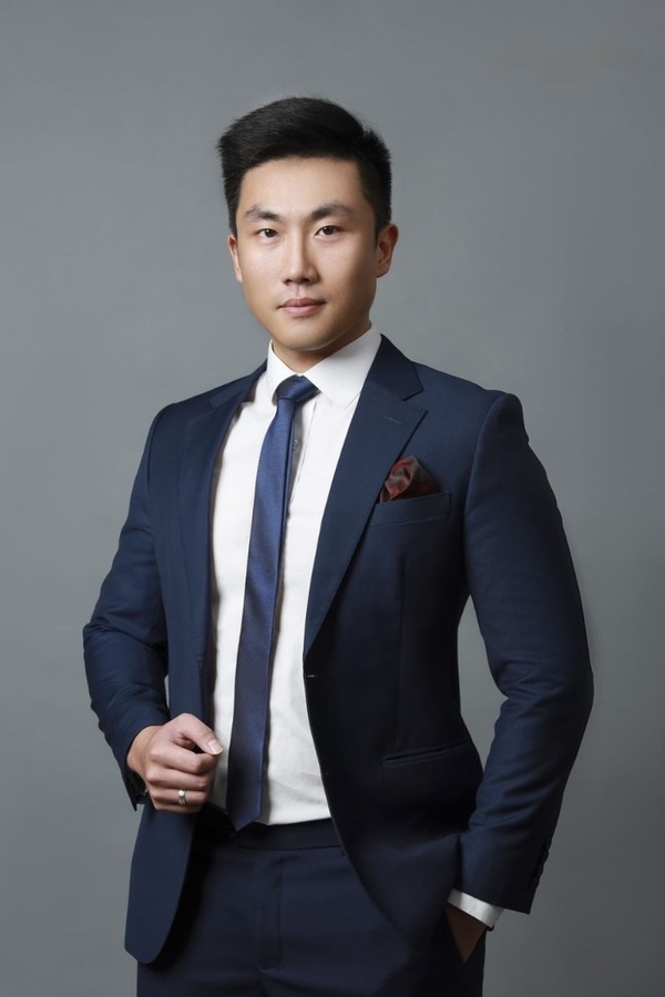 Tư thế đứng, tay trong túi hoặc đặt nhẹ trước người, ánh mắt nghiêng