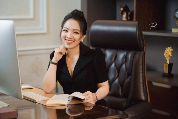 Ngồi bàn làm việc, tập trung vào tài liệu hoặc ký kết