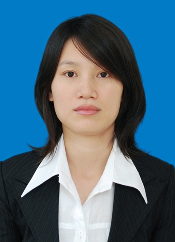 Mẫu ảnh thẻ trên phông nền xanh cho nữ với tạo hình tóc xõa 2 bên cùng chiếc vest