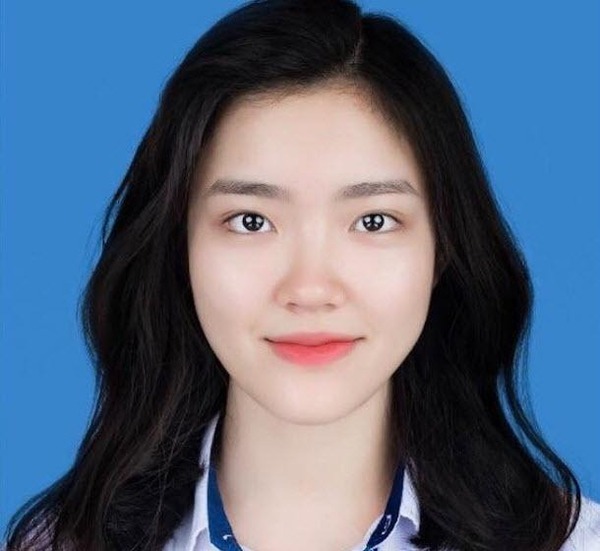 Mẫu ảnh thẻ trên phông nền xanh cho nữ với tạo hình tóc xõa dài và chiếc áo trắng tuyệt đẹp