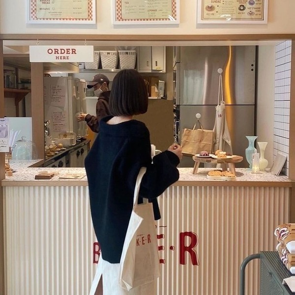 Chụp ảnh sau lưng tại quán cà phê tuy không mới lạ nhưng rất được các nàng ưa chuộng