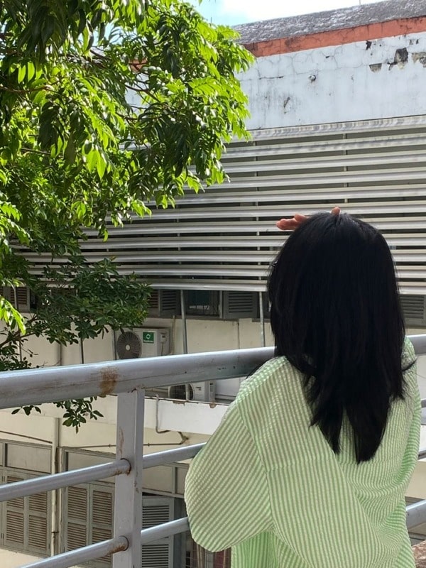 Ảnh chụp sau lưng nữ tóc ngang vai với background đơn giản, có thể tìm thấy ở bất cứ đâu