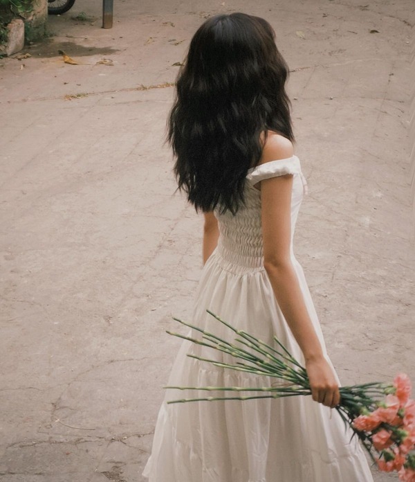 Chụp ảnh sau lưng với váy trắng mang lại vẻ đẹp dịu dàng, trong trẻo và rất lãng mạn