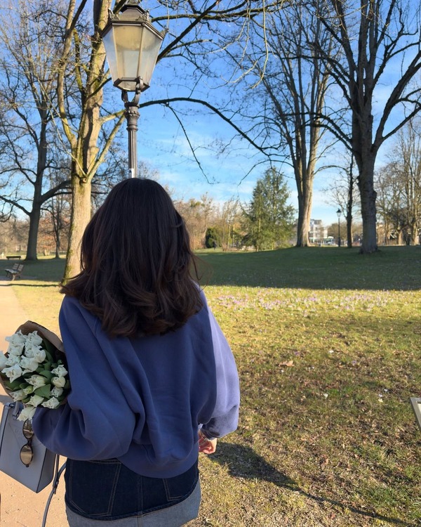 Chụp ảnh sau lưng với bước đi tự nhiên, hướng tầm mắt ra xa