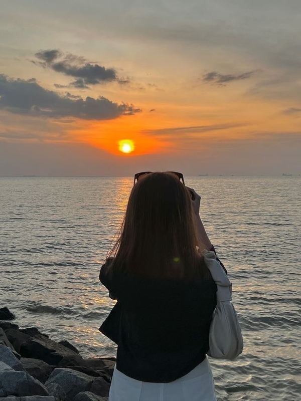 Ảnh chụp sau lưng dưới ánh hoàng hôn tạo cảm giác bí ẩn, bình yên