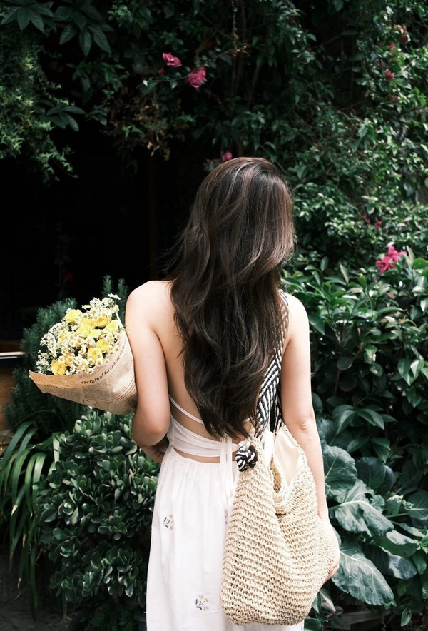 Ánh sáng tự nhiên sẽ giúp bức ảnh chụp sau lưng thêm phần tự nhiên, có chiều sâu 