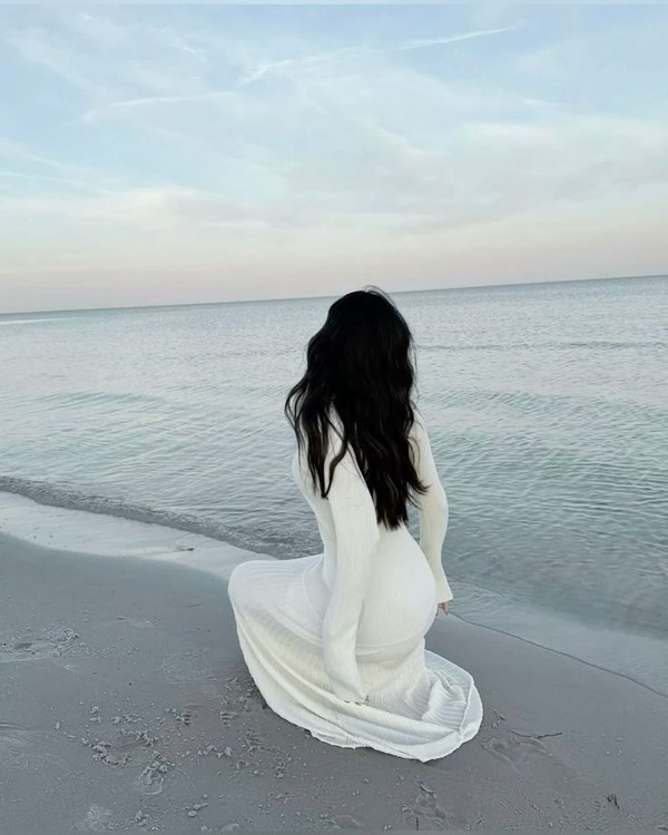 Tóc dài che lưng là dáng chụp lý tưởng cho những ai muốn thể hiện sự dịu dàng, bí ẩn