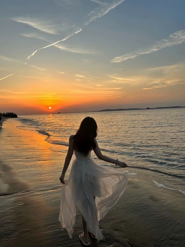 Chụp ảnh sau lưng tại bãi biển với váy maxi là concept mà các nàng thơ không nên bỏ lỡ