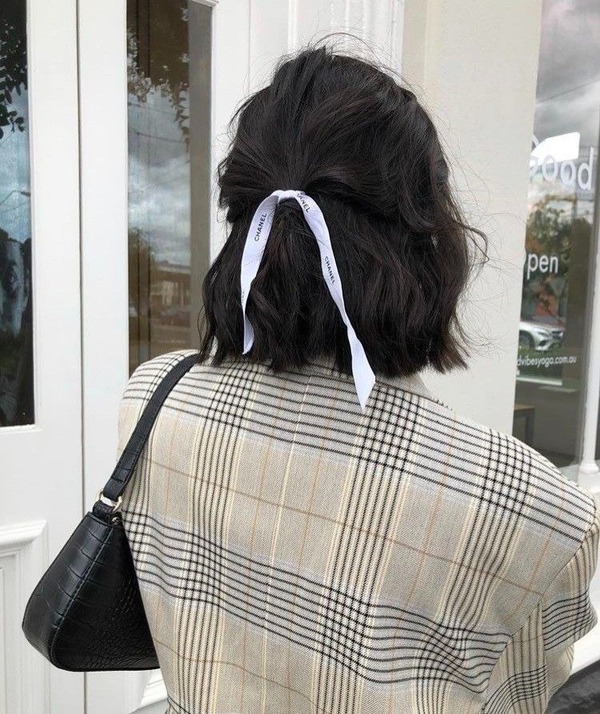 Ảnh chụp sau lưng nữ tóc ngắn phong cách đơn giản, không tạo dáng cầu kỳ