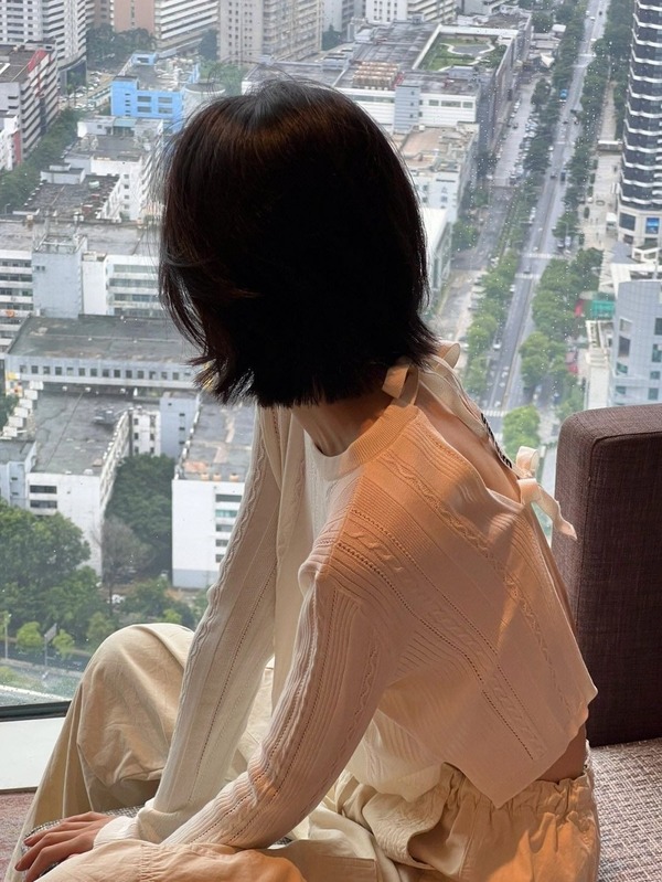 Tạo dáng quay lưng nhìn xa xăm mang lại cảm giác sâu lắng và bí ẩn