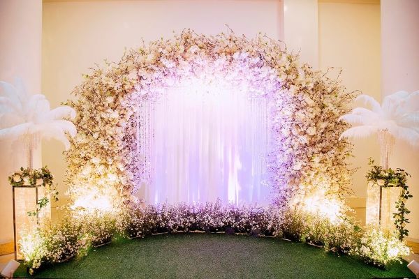 Background cưới kết hợp đèn được ưa chuộng hiện nay