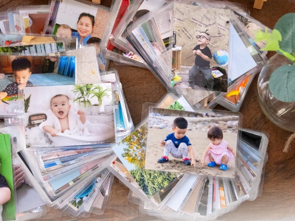 Ép plastic các bức ảnh mini cho bé