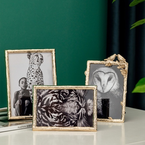 Khung ảnh kim loại thường được mạ vàng hoặc bạc với đường nét chạm khắc cầu kỳ