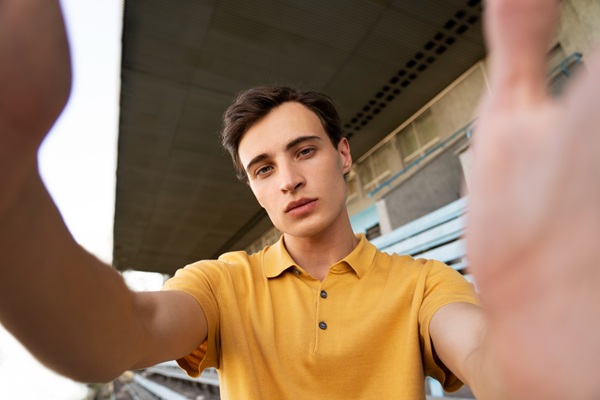 Chụp góc nghiêng cận mặt tự sướng