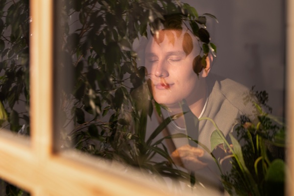 Chụp góc nghiêng cận mặt với ánh sáng cửa sổ