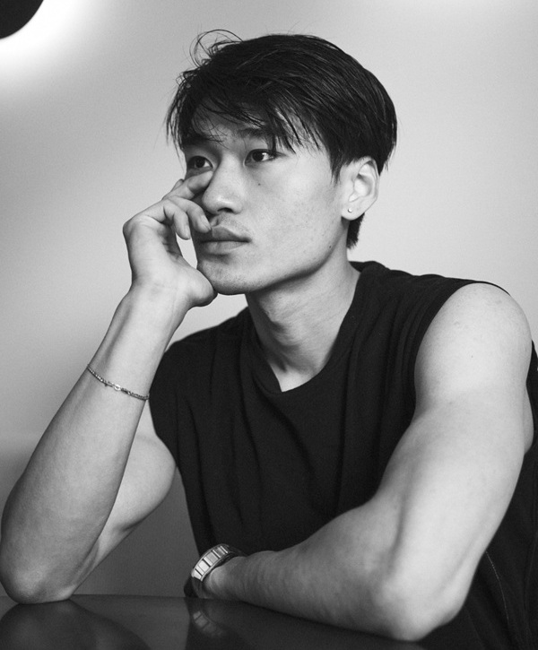 Chụp góc nghiêng cận mặt đen trắng lạnh lùng