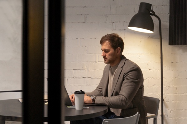 Chụp góc nghiêng cận mặt khi đang bận rộn hoặc làm việc