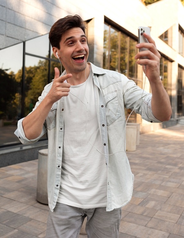 Chụp góc nghiêng cận mặt với biểu cảm cười tự nhiên