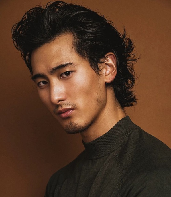 Chụp góc nghiêng cận mặt khoe đường nét xương hàm