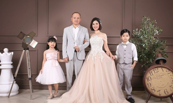 Chụp ảnh kỷ niệm ngày cưới giúp mọi người cùng thể hiện tình cảm với nhau