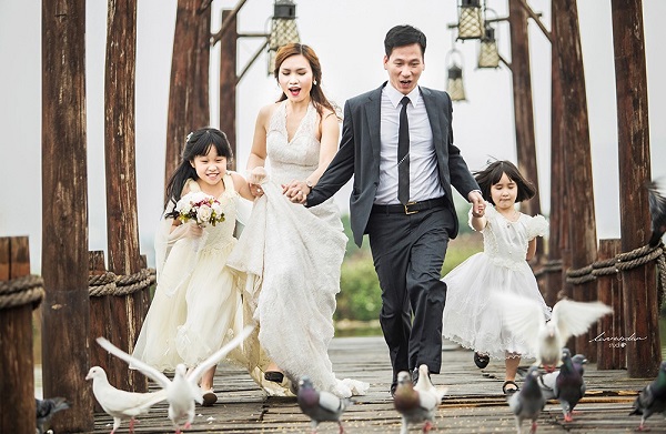 Nhiều người thường chụp ảnh kỷ niệm gia đình vào mùa xuân