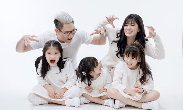Pose dáng chụp ảnh kỷ niệm vui nhộn cho gia đình