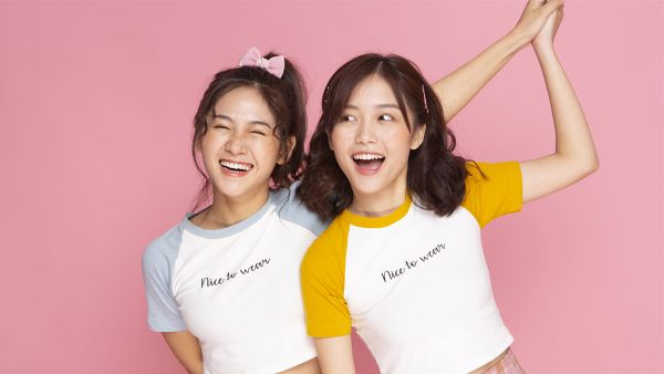 Cách tạo dáng chụp ảnh 2 người bạn thân giúp khung hình trở nên sinh động