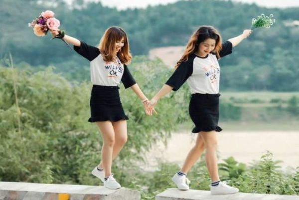 Lý do về cách tạo dáng lại quan trọng cho ảnh đôi