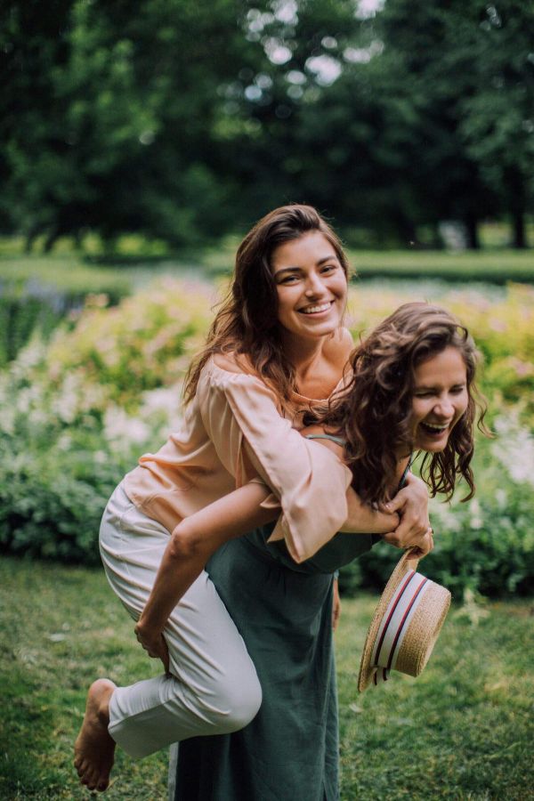 Nhóm bạn thân cõng nhau