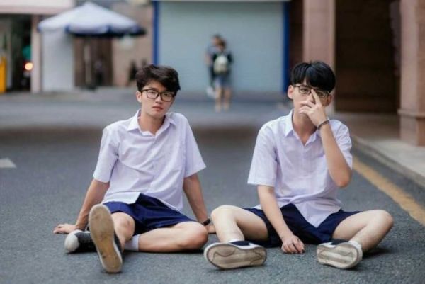 Tạo dáng nhóm bạn thân ngồi bệt nghệ thuật