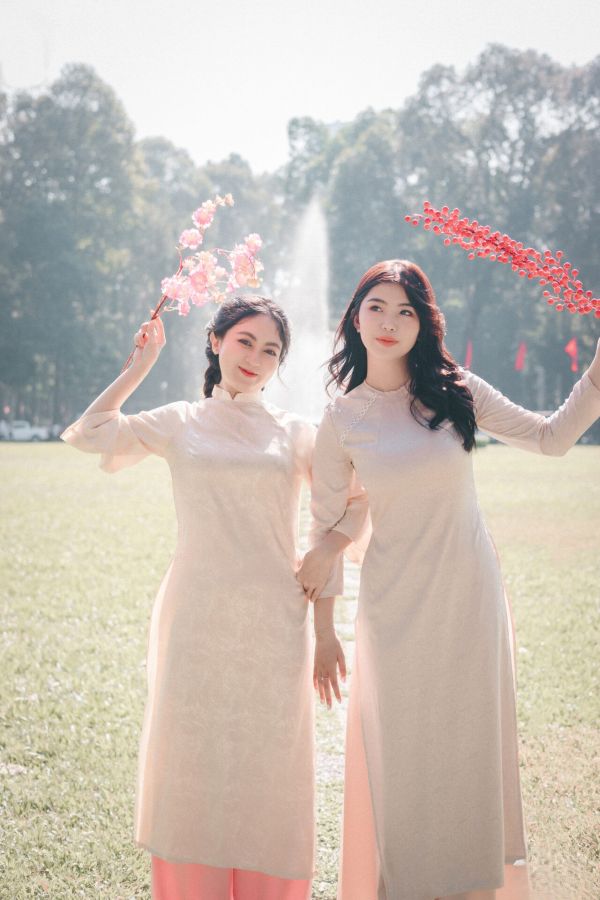 Tạo dáng đôi bạn thân cầm hoa