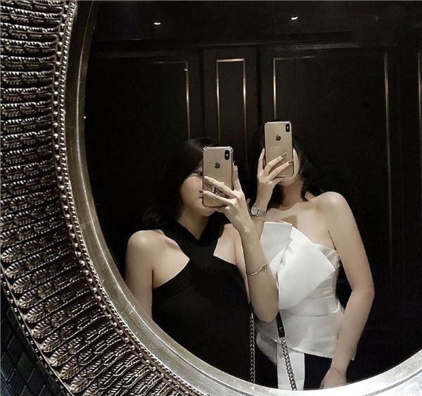 Tạo dáng chụp ảnh qua qua gương