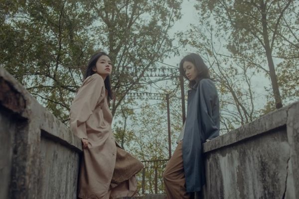 Tạo dáng kiểu "Fashionista" sang chảnh mỗi người một hướng