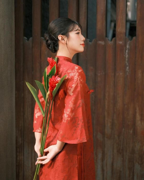 Chụp ảnh tết nhẹ nhàng xoay người