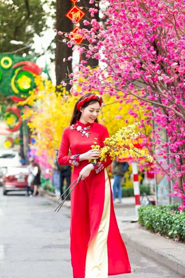 Dáng chụp ảnh áo dài vừa đi vừa nhìn xuống