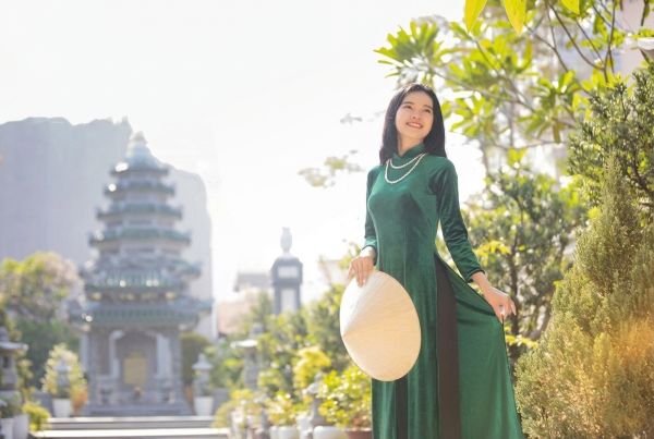 Chụp ảnh áo dài một tay giữ tà áo