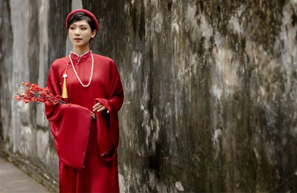 Chụp ảnh áo dài tết kèm đạo cụ hoa