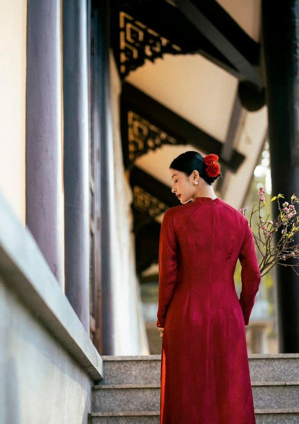 Chụp ảnh từ phía sau ngoái đầu