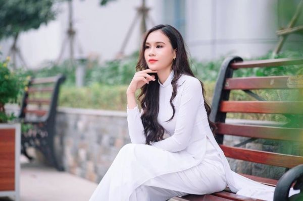 Chụp ảnh áo dài ngồi nghiêng trên ghế