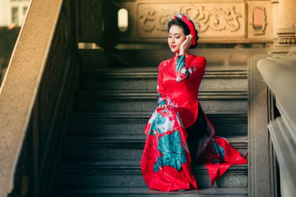 Chụp ảnh áo dài ngồi trên bậc thềm