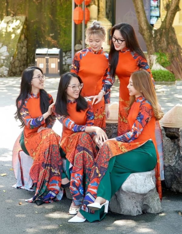  Chụp ảnh dáng ngồi trò chuyện