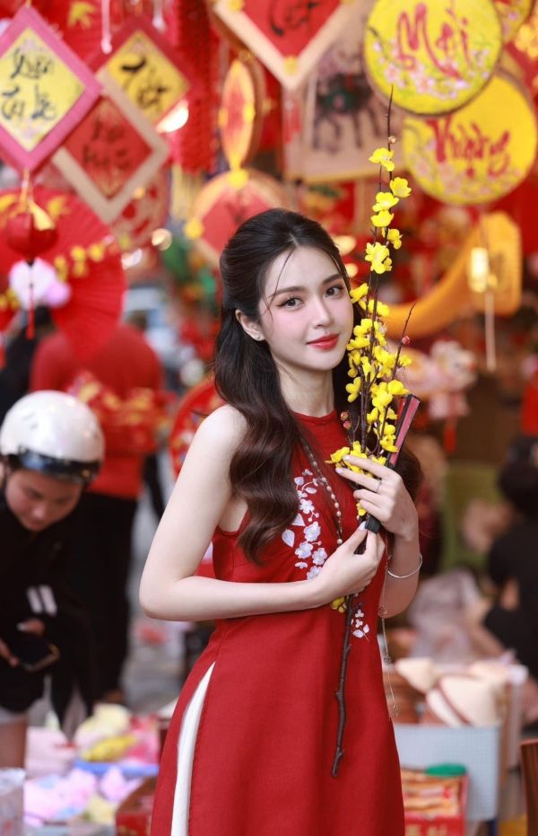 Chụp ảnh áo dài tết ôm hoa vào lòng